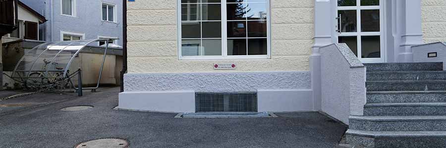 Parkplatz und Eingang Praxis
